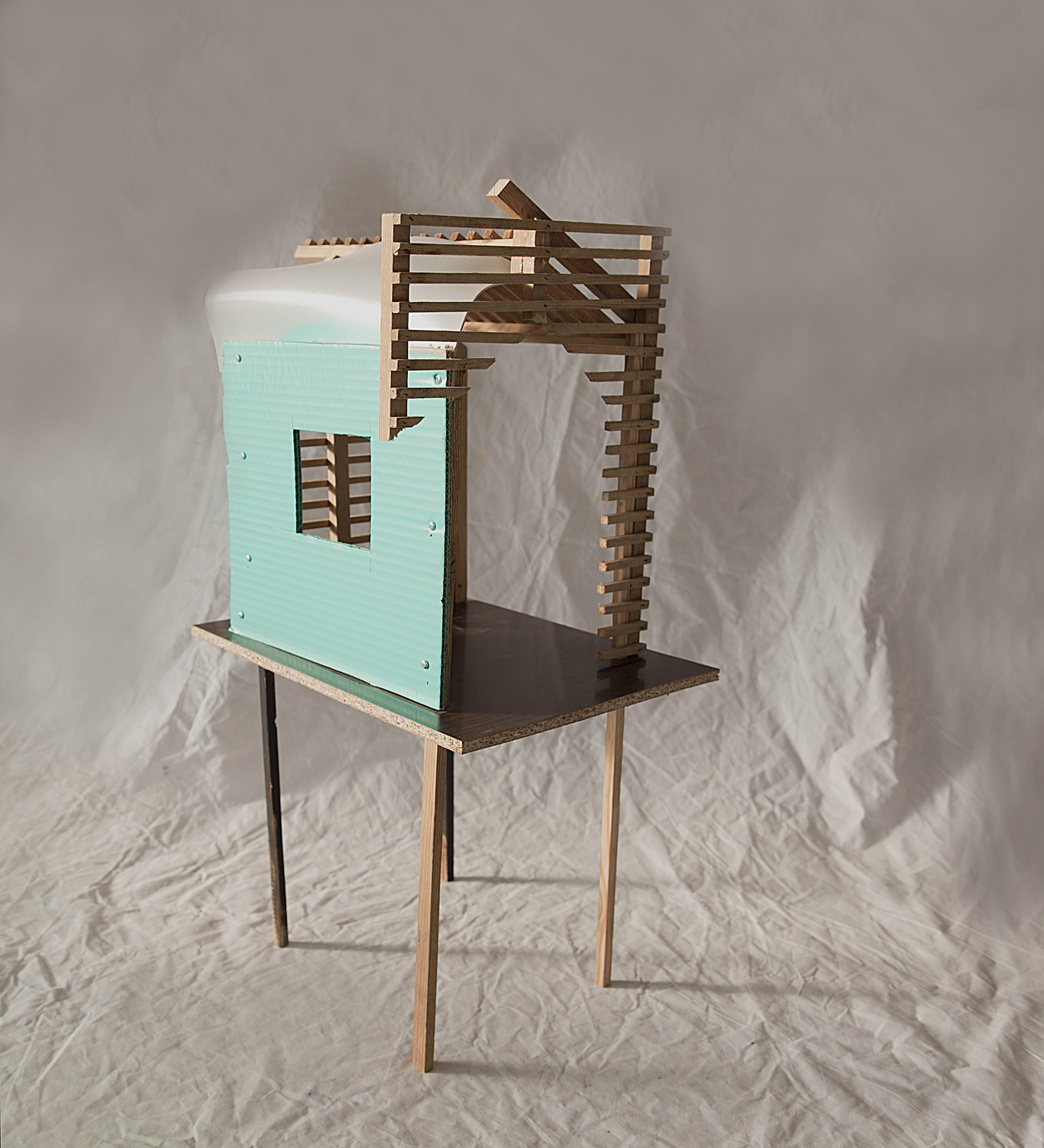 "(Des)abrigos #3", 2015, técnica mista, 60x30x40 cm, foto: Edgar Massul